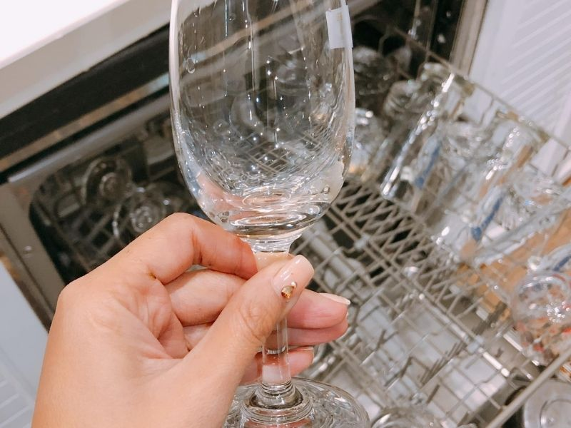 Mẹo làm sạch ly thủy tinh bị ố trắng sáng như mới