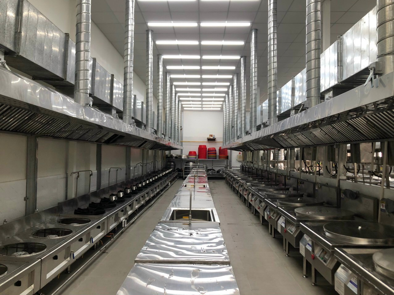 Bếp trung tâm là gì? Giải pháp thiết kế và vận hành hiệu quả cho mô hình bếp công nghiệp hiện đại