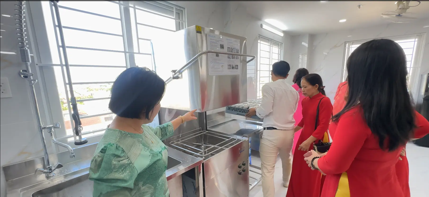 các cô giáo tại các cơ sở khác của trường việt mỹ tới tham quan khu bếp