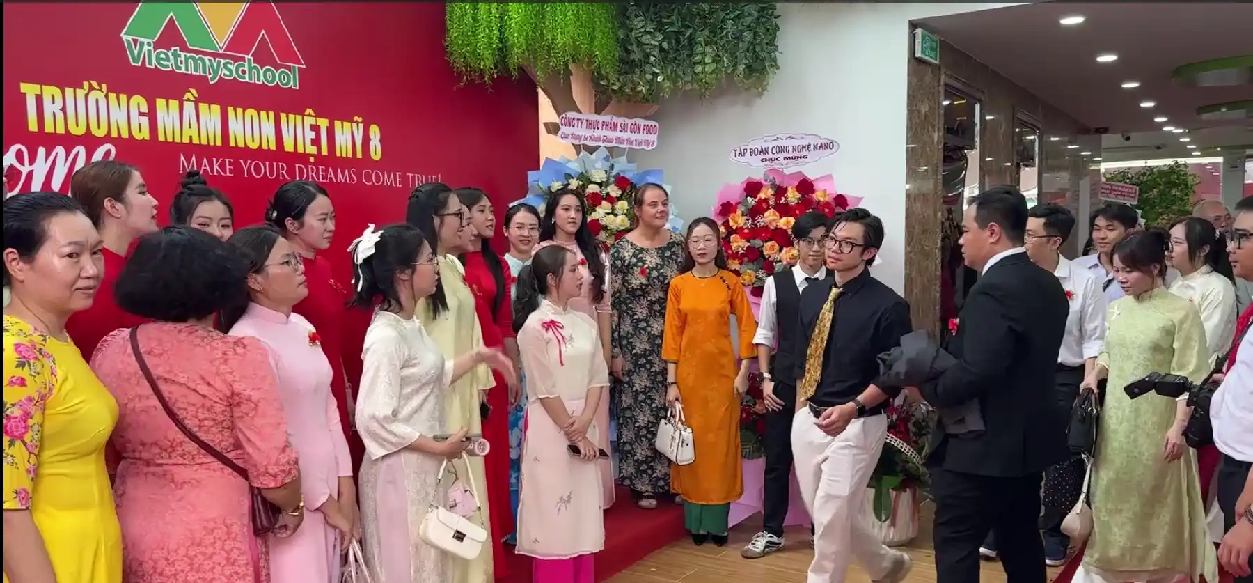 Khách mời tham dự tại Việt Mỹ 8