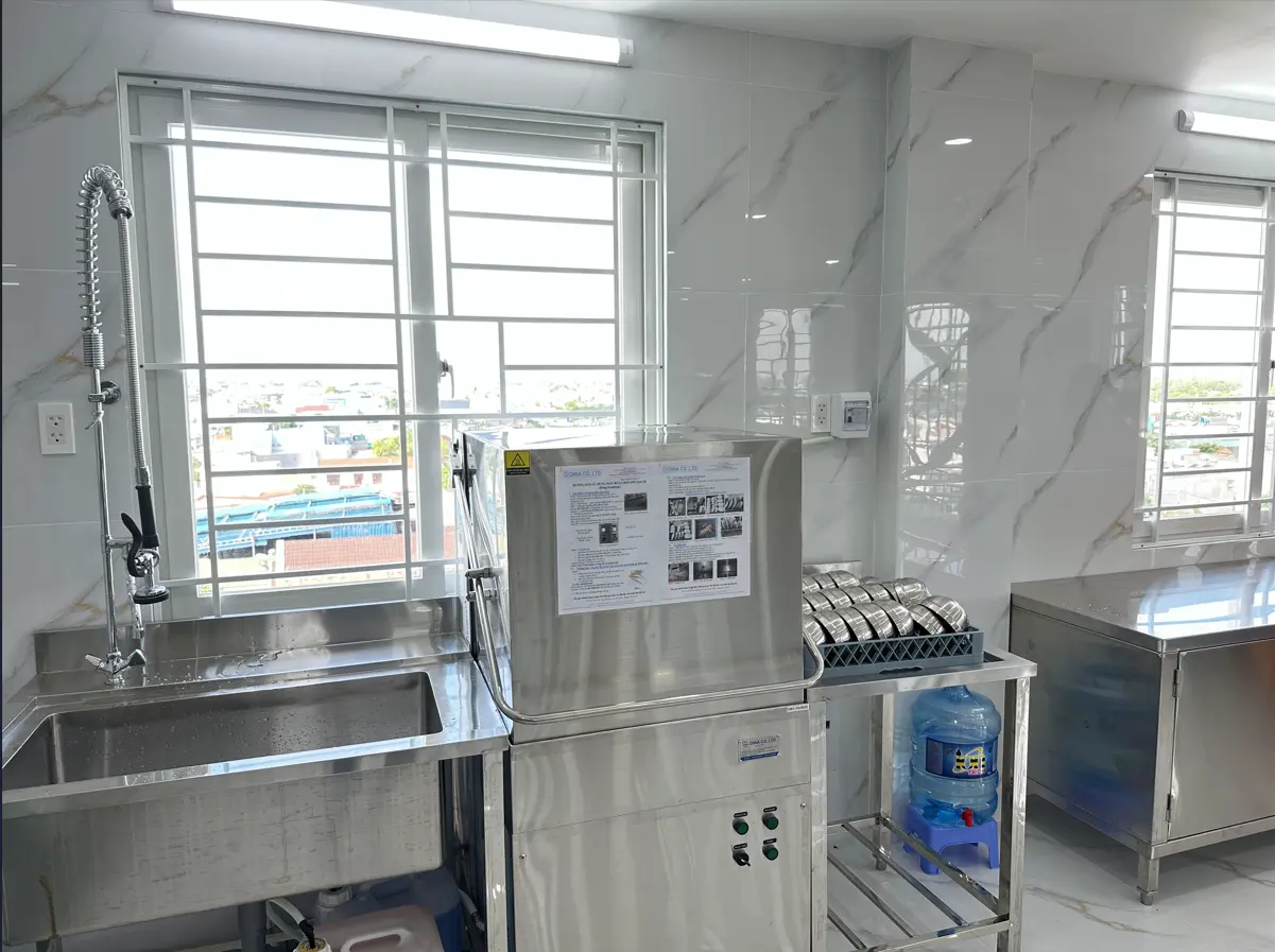 máy rửa chén DW-118 tại Trường Mầm non Quốc tế Việt Mỹ 8
